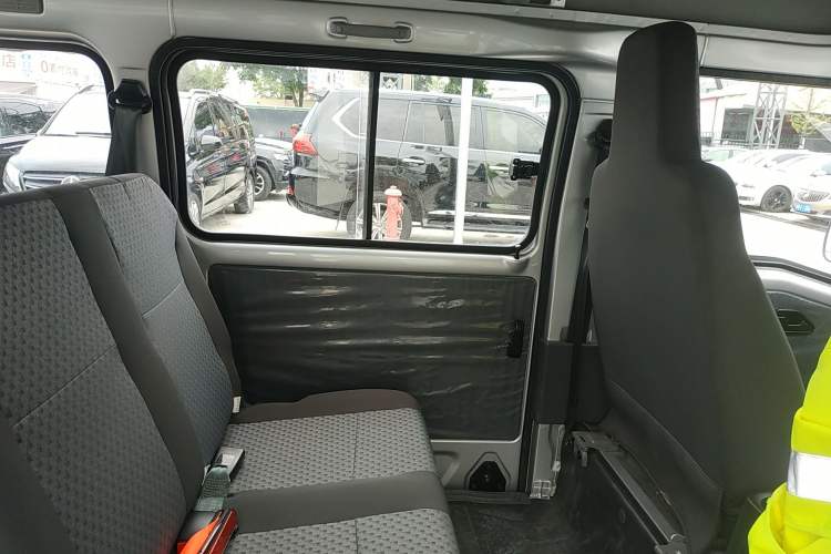 Used Wuling Zhiguang 2023 1.5L Practical Version 5/7 Seats Left Rear Door Interior
