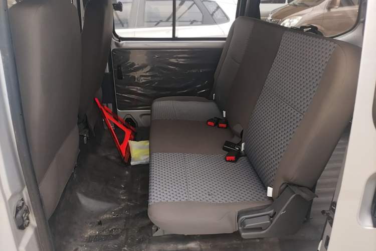 Used Wuling Zhiguang 2023 1.5L Practical Version 5/7 Seats Left Rear Seat