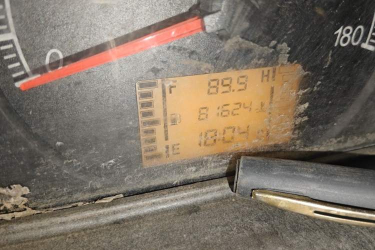 Used Wuling Zhiguang 2023 1.5L Utility Version with Enclosed Windows 2 Seats Odometer Close Up