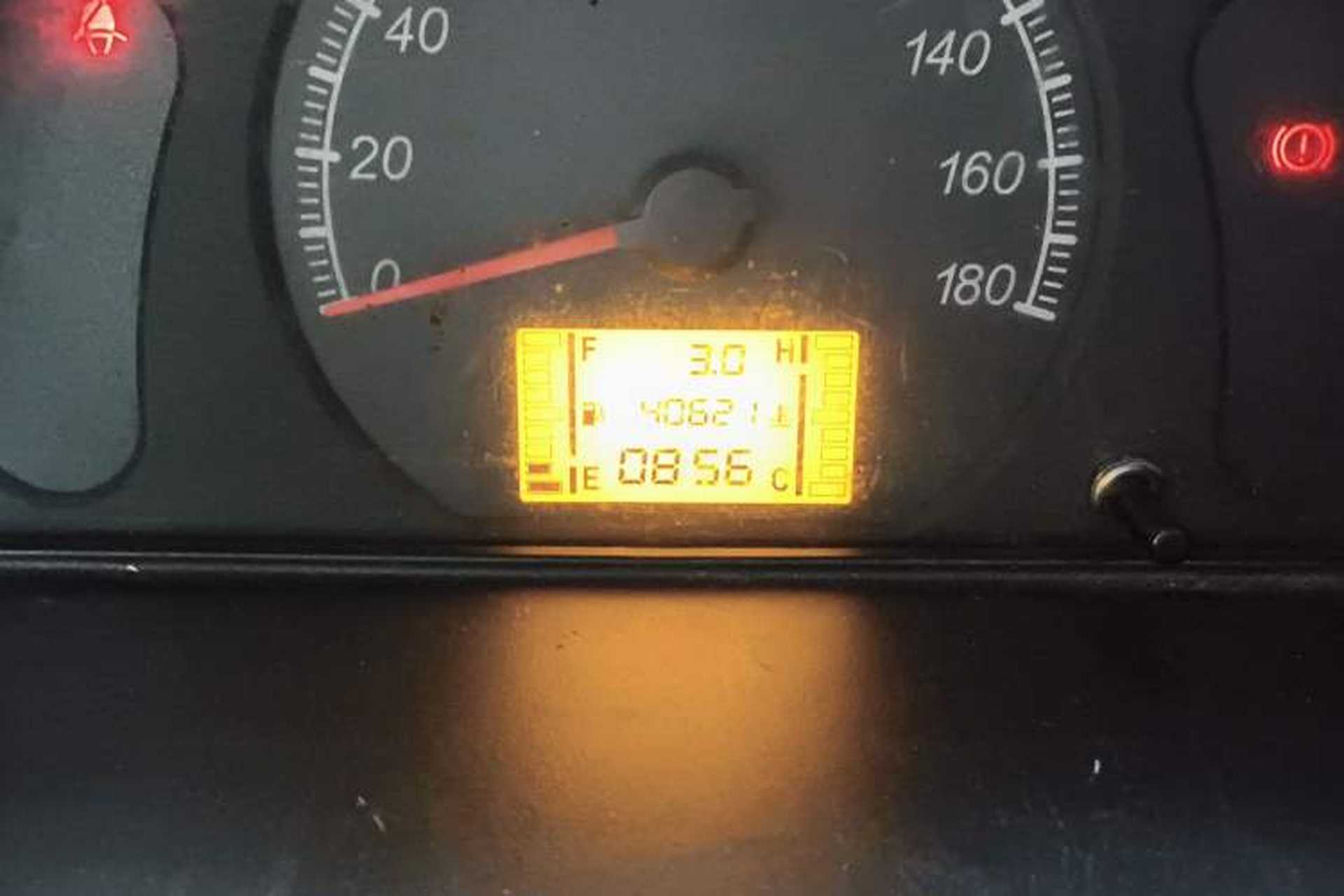 Used Wuling Zhiguang 2023 1.5L Utility Version with Enclosed Windows 2 Seats Odometer Close Up