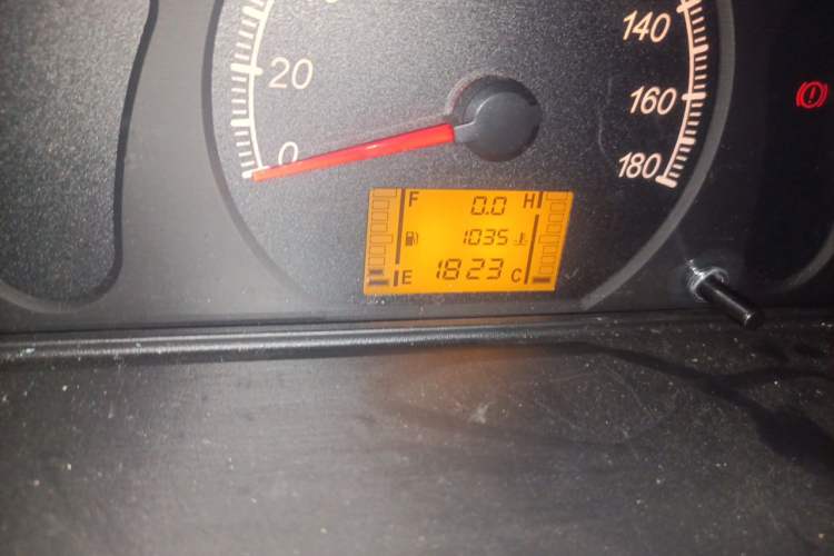 Used Wuling Zhiguang 2023 1.5L Utility Version with Enclosed Windows 2 Seats Odometer Close Up