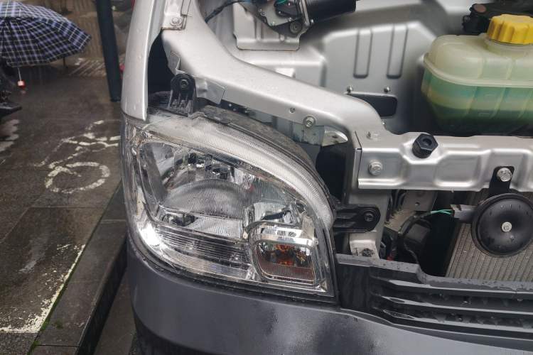 Used Wuling Zhiguang 2023 1.5L Utility Version with Enclosed Windows 2 Seats Right Front Headlight