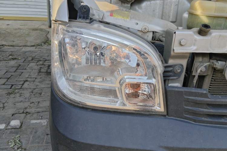 Used Wuling Zhiguang 2023 1.5L Utility Version with Enclosed Windows 2 Seats Right Front Headlight