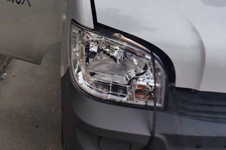 Used Wuling Zhiguang 2023 1.5L Practical Version 5/7 Seats Right Front Headlight