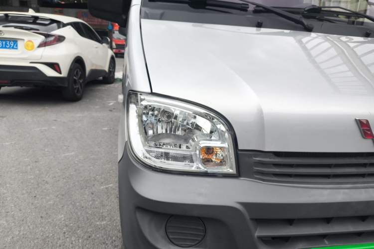 Used Wuling Zhiguang 2023 1.5L Practical Version 5/7 Seats Right Front Headlight