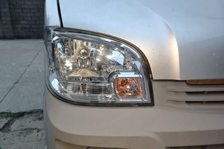 Used Wuling Zhiguang 2023 1.5L Utility Version with Enclosed Windows 2 Seats Right Front Headlight