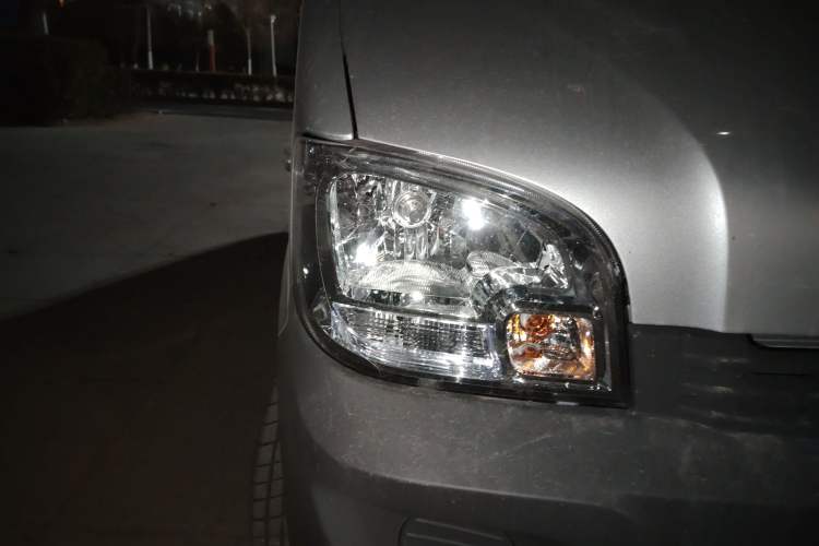 Used Wuling Zhiguang 2023 1.5L Practical Version 5/7 Seats Right Front Headlight
