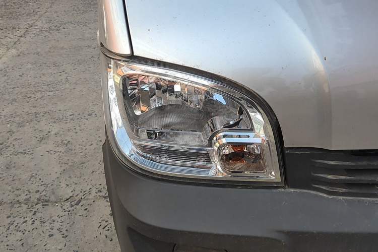Used Wuling Zhiguang 2023 1.5L Practical Version 5/7 Seats Right Front Headlight