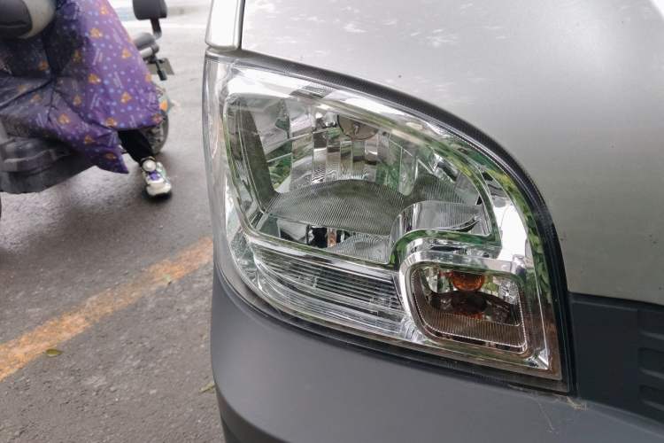 Used Wuling Zhiguang 2023 1.5L Practical Version 5/7 Seats Right Front Headlight