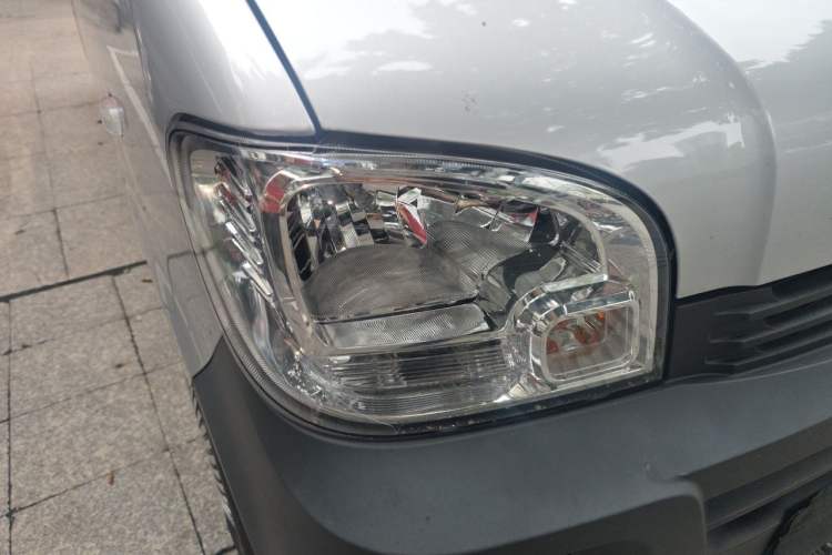 Used Wuling Zhiguang 2023 1.5L Practical Version 5/7 Seats Right Front Headlight