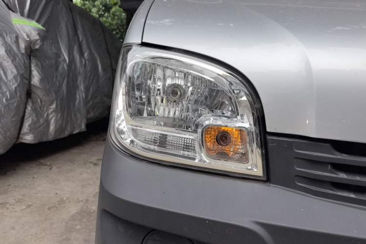 Used Wuling Zhiguang 2023 1.5L Practical Version 5/7 Seats Right Front Headlight