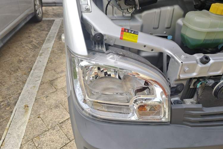 Used Wuling Zhiguang 2023 1.5L Practical Version 5/7 Seats Right Front Headlight