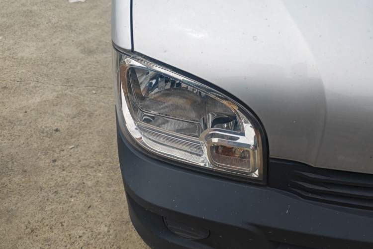 Used Wuling Zhiguang 2023 1.5L Practical Version 5/7 Seats Right Front Headlight