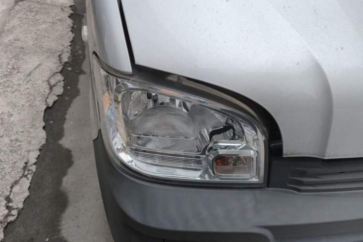 Used Wuling Zhiguang 2023 1.5L Practical Version 5/7 Seats Right Front Headlight