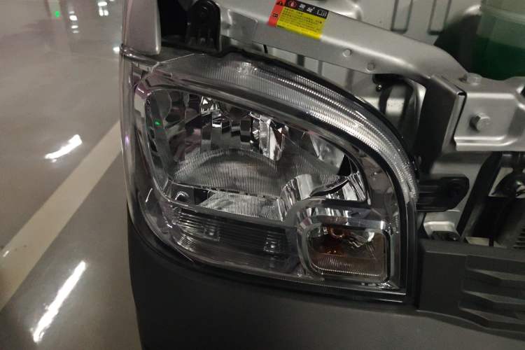 Used Wuling Zhiguang 2023 1.5L Practical Version 5/7 Seats Right Front Headlight