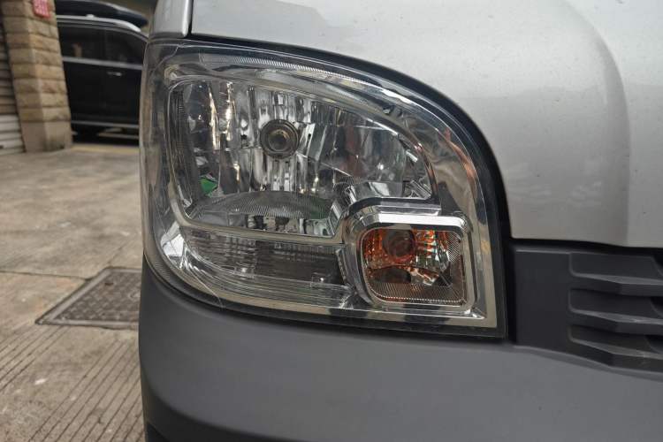 Used Wuling Zhiguang 2023 1.5L Practical Version 5/7 Seats Right Front Headlight
