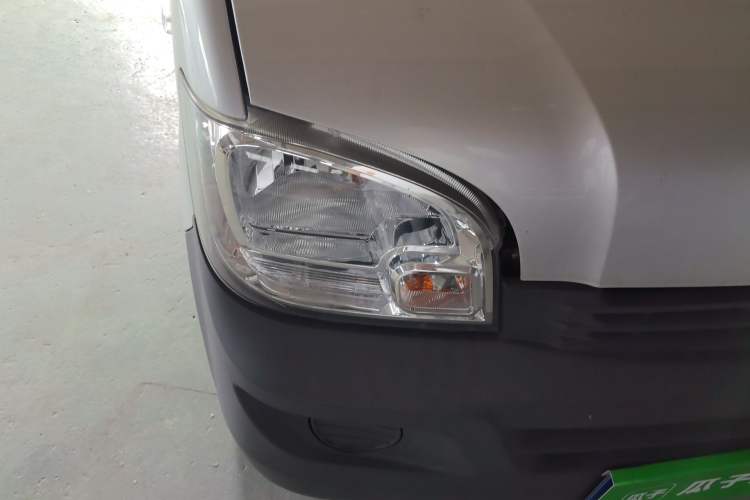 Used Wuling Zhiguang 2023 1.5L Practical Version 5/7 Seats Right Front Headlight