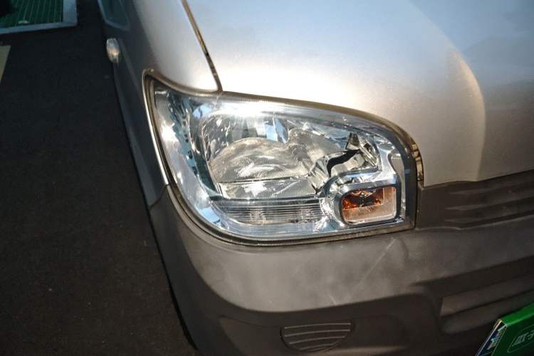 Used Wuling Zhiguang 2023 1.5L Utility Version with Enclosed Windows 2 Seats Right Front Headlight