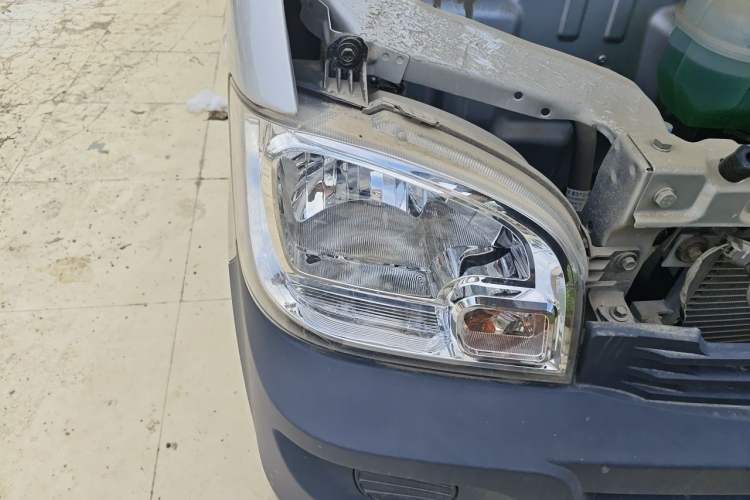Used Wuling Zhiguang 2023 1.5L Practical Version 5/7 Seats Right Front Headlight