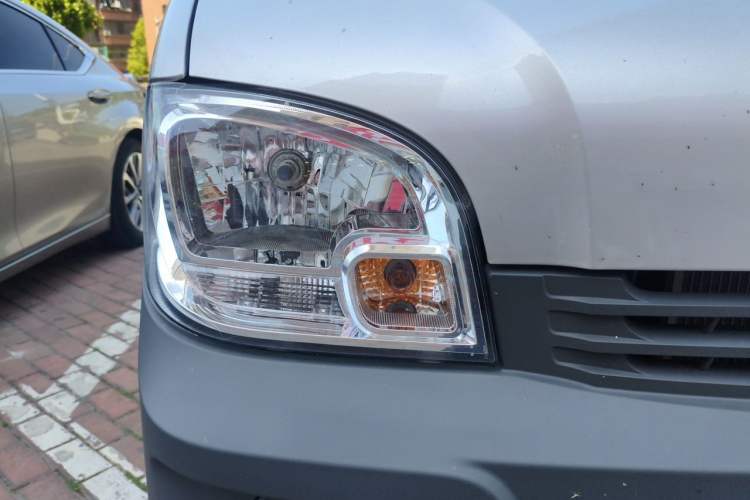 Used Wuling Zhiguang 2023 1.5L Practical Version 5/7 Seats Right Front Headlight