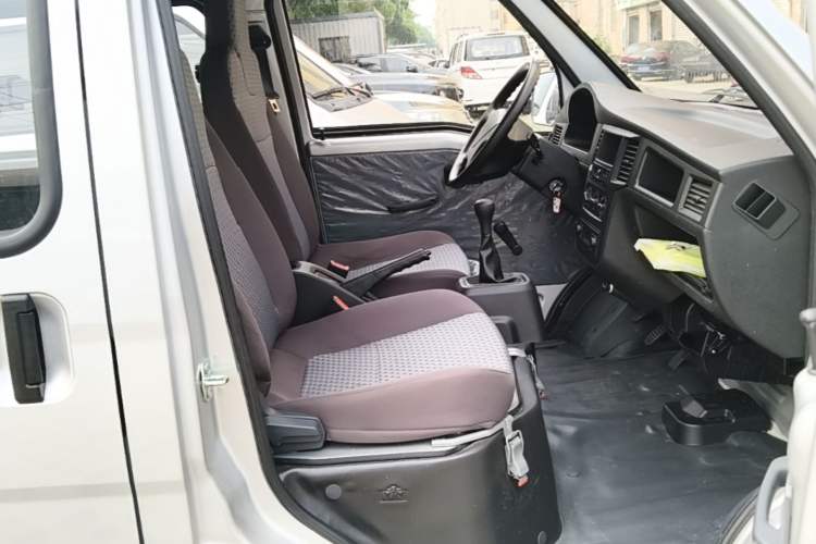 Used Wuling Zhiguang 2023 1.5L Practical Version 5/7 Seats Right Front Seat