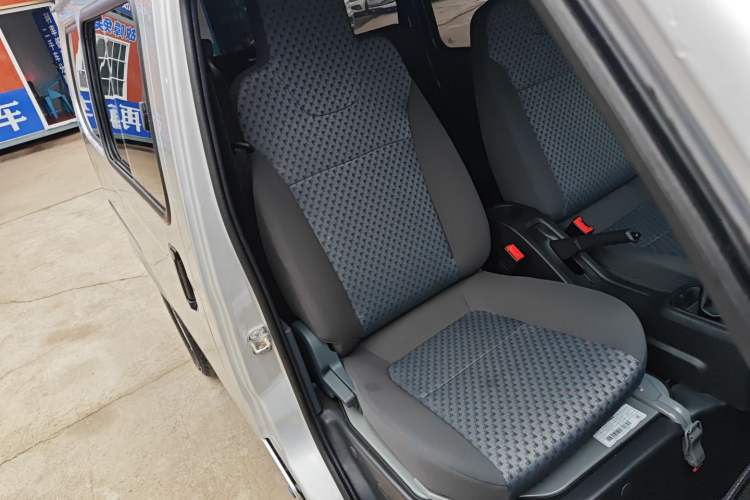 Used Wuling Zhiguang 2023 1.5L Practical Version 5/7 Seats Right Front Seat