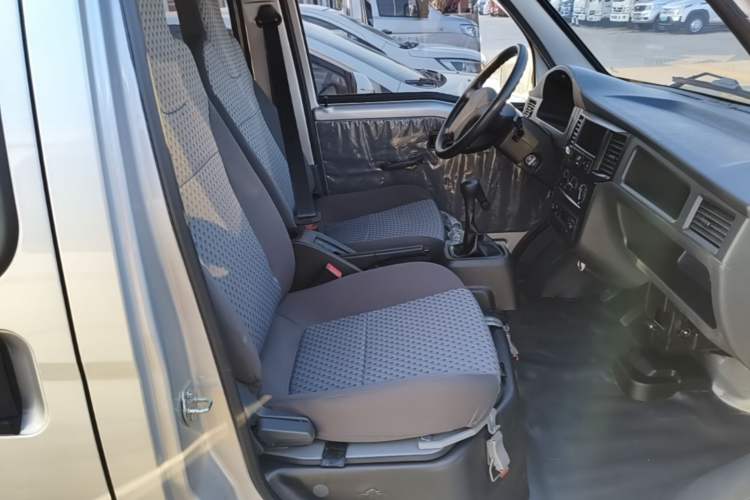 Used Wuling Zhiguang 2023 1.5L Practical Version 5/7 Seats Right Front Seat