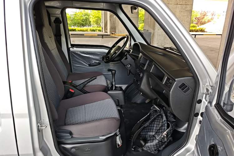 Used Wuling Zhiguang 2023 1.5L Practical Version 5/7 Seats Right Front Seat