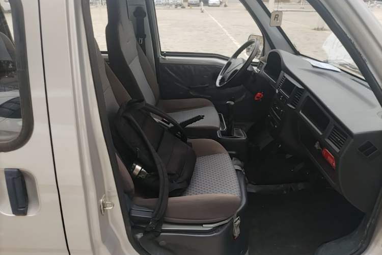 Used Wuling Zhiguang 2023 1.5L Practical Version 5/7 Seats Right Front Seat
