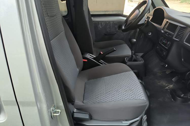 Used Wuling Zhiguang 2023 1.5L Practical Version 5/7 Seats Right Front Seat