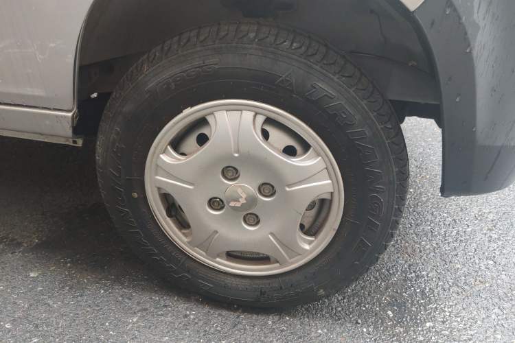 Used Wuling Zhiguang 2023 1.5L Utility Version with Enclosed Windows 2 Seats Right Front Wheel Hub