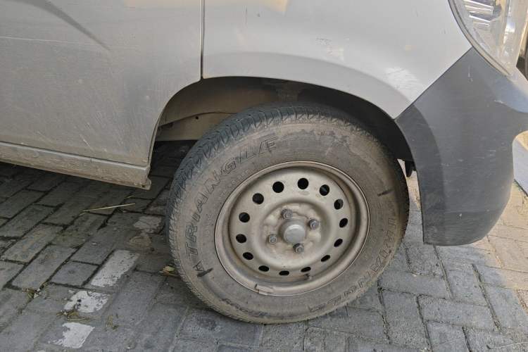 Used Wuling Zhiguang 2023 1.5L Utility Version with Enclosed Windows 2 Seats Right Front Wheel Hub