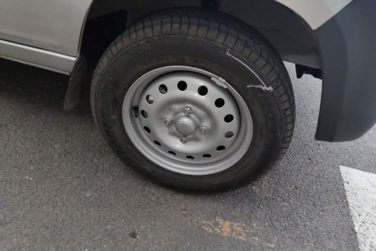 Used Wuling Zhiguang 2023 1.5L Practical Version 5/7 Seats Right Front Wheel Hub