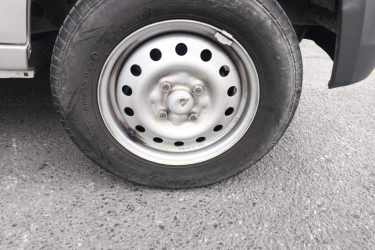 Used Wuling Zhiguang 2023 1.5L Practical Version 5/7 Seats Right Front Wheel Hub