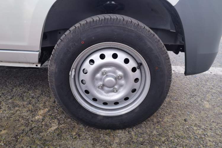 Used Wuling Zhiguang 2023 1.5L Practical Version 5/7 Seats Right Front Wheel Hub