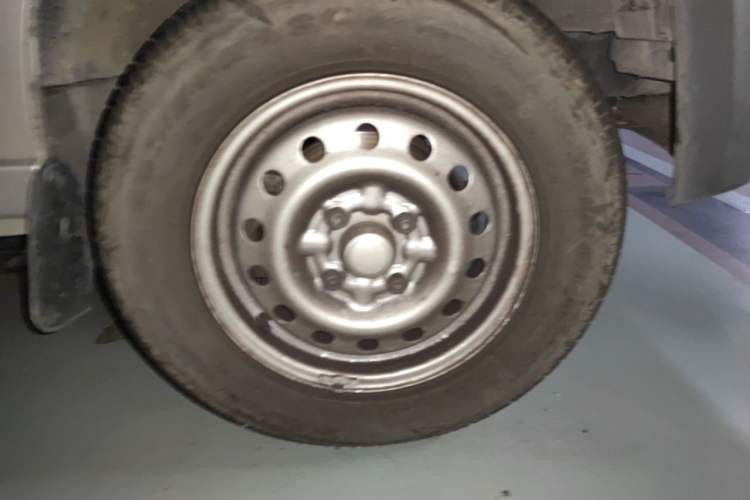 Used Wuling Zhiguang 2023 1.5L Practical Version 5/7 Seats Right Front Wheel Hub