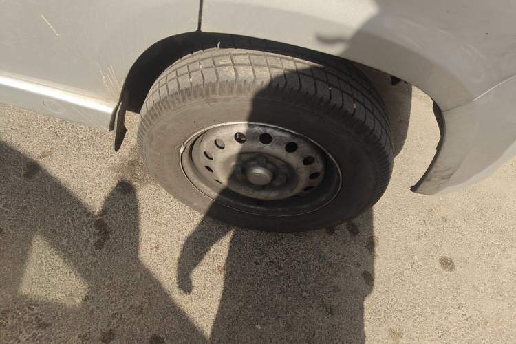 Used Wuling Zhiguang 2023 1.5L Practical Version 5/7 Seats Right Front Wheel Hub