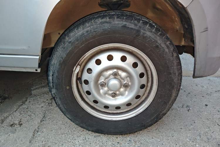 Used Wuling Zhiguang 2023 1.5L Utility Version with Enclosed Windows 2 Seats Right Front Wheel Hub