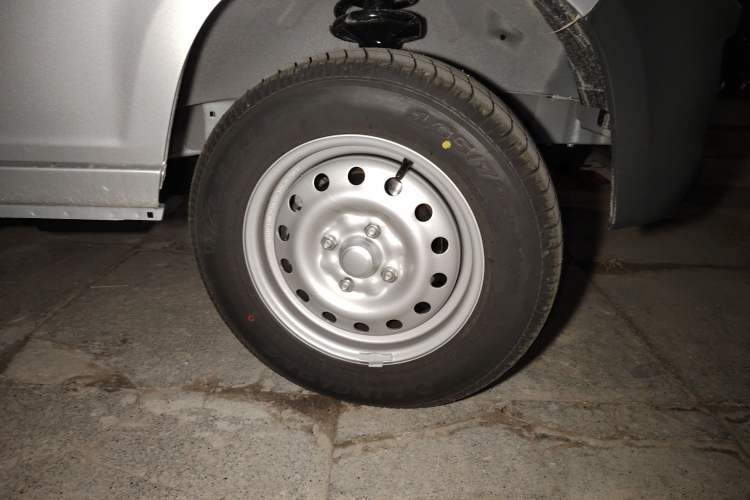 Used Wuling Zhiguang 2023 1.5L Practical Version 5/7 Seats Right Front Wheel Hub