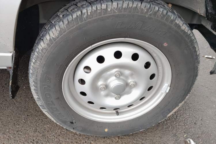 Used Wuling Zhiguang 2023 1.5L Practical Version 5/7 Seats Right Front Wheel Hub