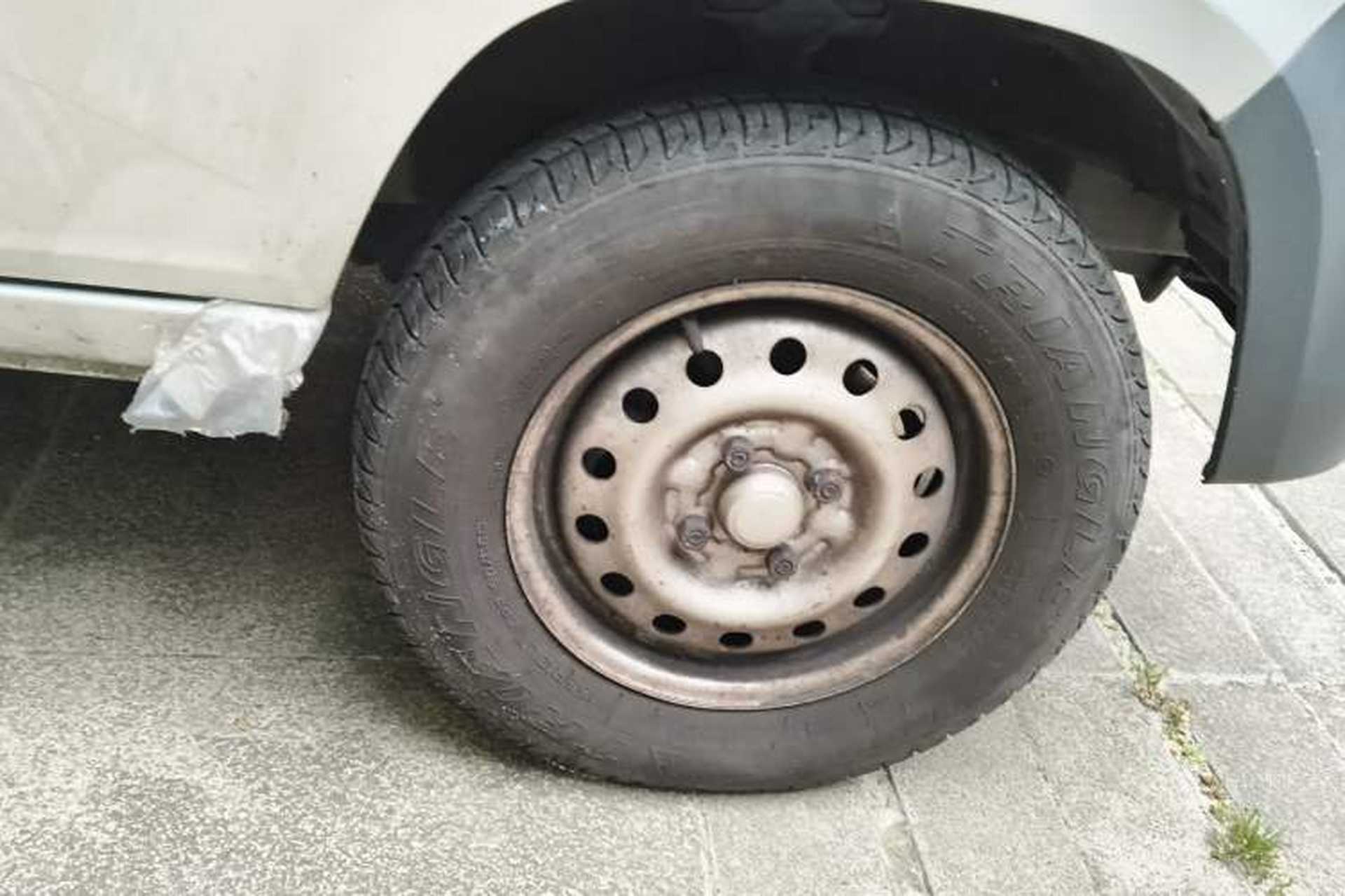 Used Wuling Zhiguang 2023 1.5L Utility Version with Enclosed Windows 2 Seats Right Front Wheel Hub