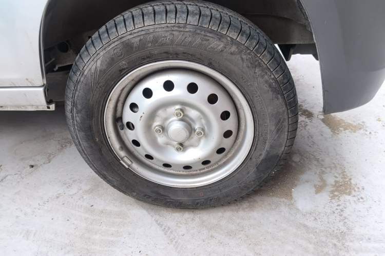 Used Wuling Zhiguang 2023 1.5L Practical Version 5/7 Seats Right Front Wheel Hub