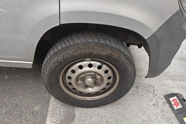 Used Wuling Zhiguang 2023 1.5L Practical Version 5/7 Seats Right Front Wheel Hub