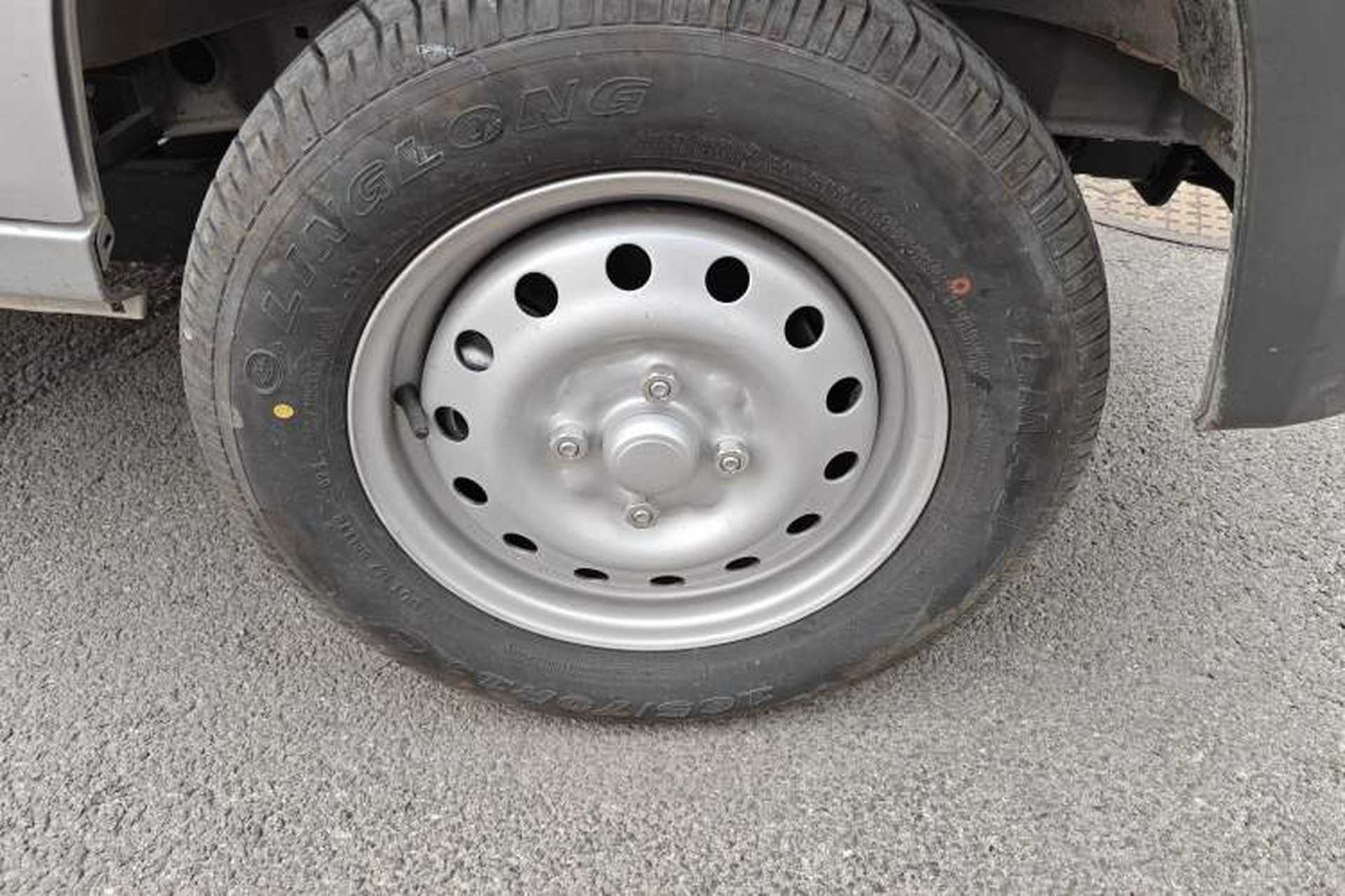 Used Wuling Zhiguang 2023 1.5L Practical Version 5/7 Seats Right Front Wheel Hub
