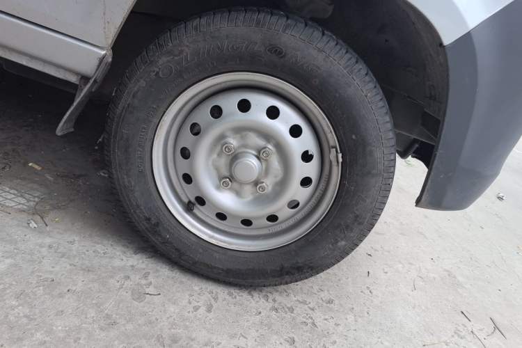 Used Wuling Zhiguang 2023 1.5L Practical Version 5/7 Seats Right Front Wheel Hub