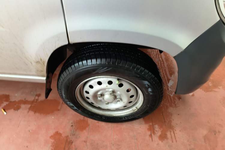 Used Wuling Zhiguang 2023 1.5L Practical Version 5/7 Seats Right Front Wheel Hub