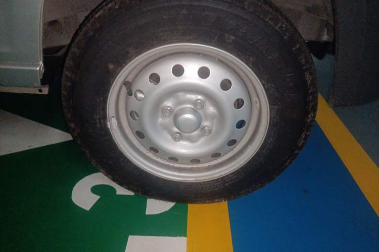 Used Wuling Zhiguang 2023 1.5L Utility Version with Enclosed Windows 2 Seats Right Front Wheel Hub