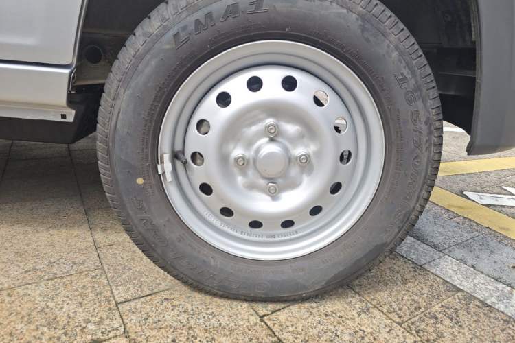 Used Wuling Zhiguang 2023 1.5L Practical Version 5/7 Seats Right Front Wheel Hub