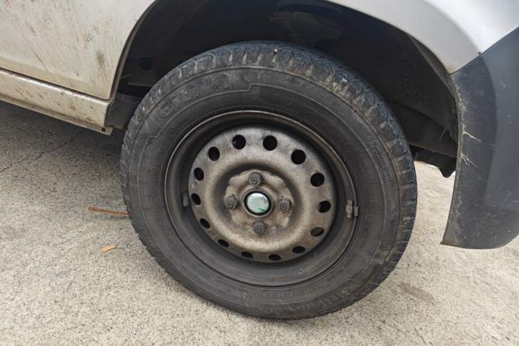Used Wuling Zhiguang 2023 1.5L Practical Version 5/7 Seats Right Front Wheel Hub