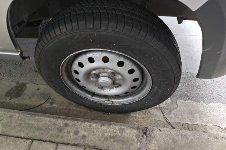 Used Wuling Zhiguang 2023 1.5L Practical Version 5/7 Seats Right Front Wheel Hub